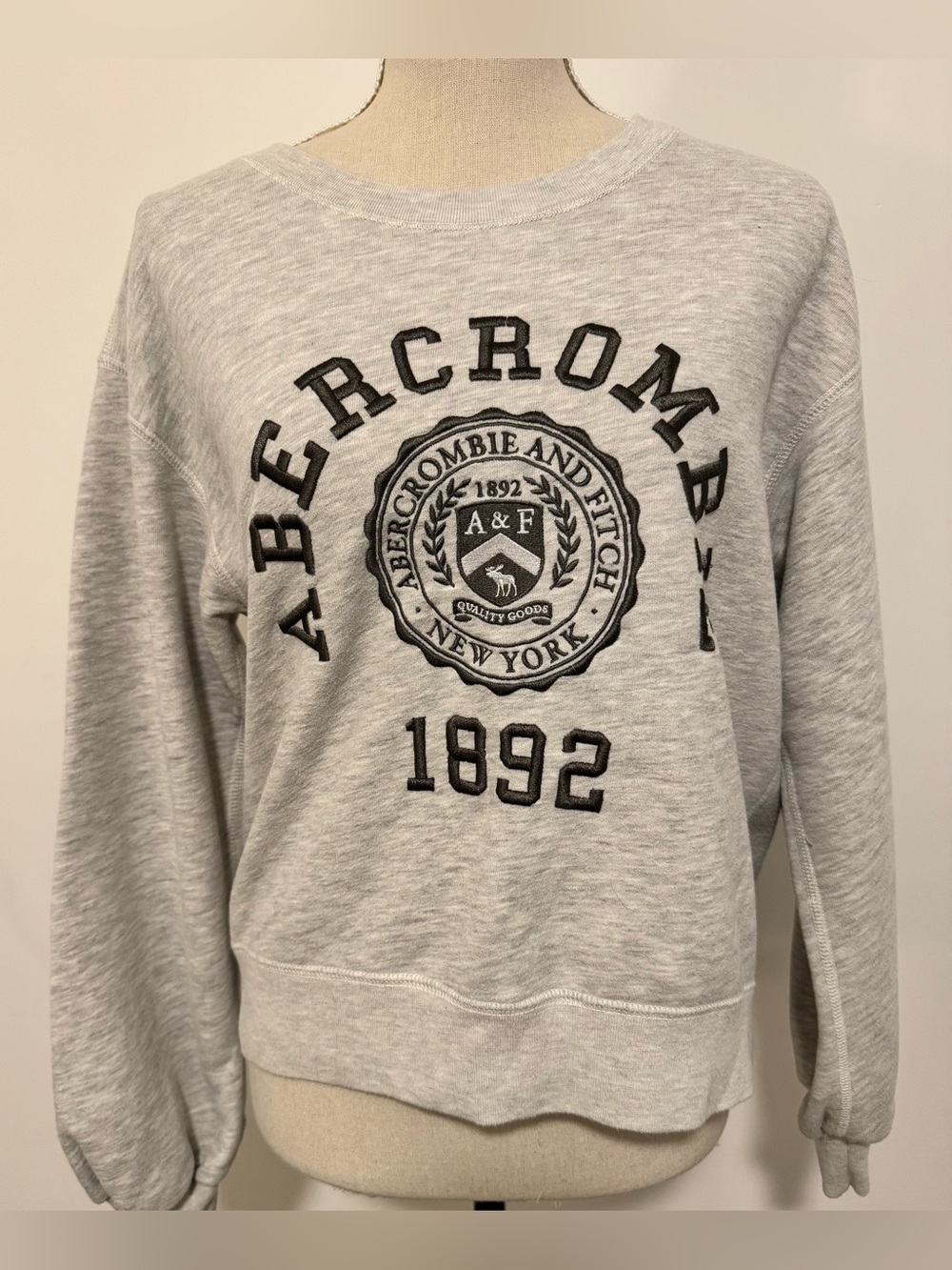 Abercrombie & Fitch Soft Heather Gray Embroidered Logo Pullover Sweatshirt S - Picture 3 of 12